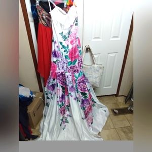 Rachel Alan size 2 gorgeous white floral dress with train